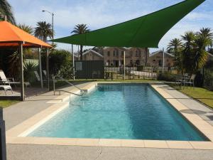 Бассейн в Wine Village Motor Inn или поблизости