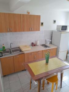 Kuchyň nebo kuchyňský kout v ubytování Apartments with parking spaces Gradac, Makarska - 13196