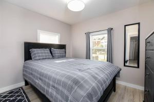 Ένα ή περισσότερα κρεβάτια σε δωμάτιο στο Cozy 2-Bedroom Home Near Notre Dame - Perfect for Game Day Weekend