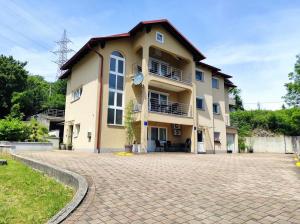 Budova, v ktorej sa apartmán nachádza
