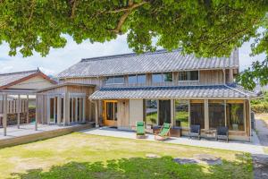 五岛ako house的带院子的房子外观