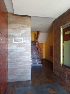 カマリーニャスにあるApartamento O Pesquiñoの木造の壁の家の階段