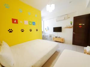 Rúm í herbergi á SUIIAN inn 隨緣民宿恆春小鎮內 國旅卡 可包棟