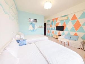 Rúm í herbergi á SUIIAN inn 隨緣民宿恆春小鎮內 國旅卡 可包棟
