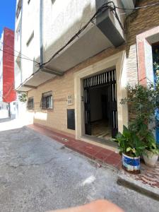 un accès à un bâtiment avec une porte dans l'établissement Martil résidence, à Martil