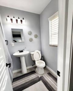 Ein Badezimmer in der Unterkunft Blue Door House