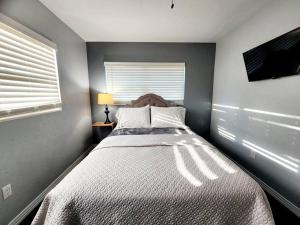 Ein Bett oder Betten in einem Zimmer der Unterkunft Blue Door House