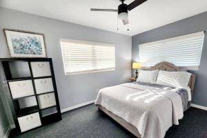 ein Schlafzimmer mit einem Bett und einem Deckenventilator in der Unterkunft Blue Door House in Lakeland