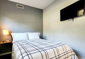 Ein Bett oder Betten in einem Zimmer der Unterkunft Blue Door House