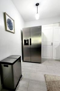 eine Küche mit einem Kühlschrank aus Edelstahl in einem Zimmer in der Unterkunft Blue Door House in Lakeland