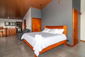 Rúm í herbergi á Villas Páramo Cloud Forest Hotel