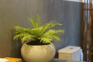 una planta en una olla sentada en una mesa en D'Pondok Sangaji Ricefield View by EPS, en Penginyahan 35 fotos más