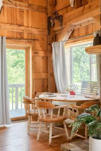 a dining room with a table and chairs in a cabin at The Rustic Retreat in Pearl City
