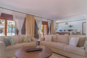 un salon avec deux canapés et une table dans l'établissement Casa dos Trevos, 5 Bedroom Villa with Pool, à Lagos 126 autres photos