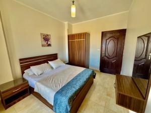Charbel apartments房間的床