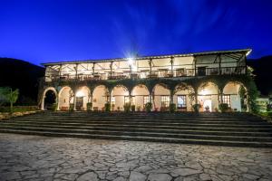 a large building with stairs in front at night at Hospederia Centro de Convenciones Duruelo in Villa de Leyva