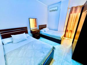 Charbel apartments房間的床