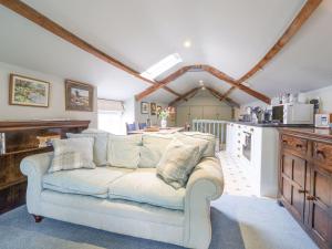 ein Wohnzimmer mit einem Sofa in der Küche in der Unterkunft Upside Down Cottage in Colyton + 20 Fotos