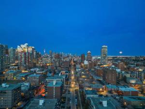 カルガリーにあるStudio Just Steps from Stampede Park, Luxury Livingのギャラリーの写真