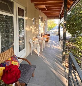 Balkón nebo terasa v ubytování Podsolnukhi Guest House