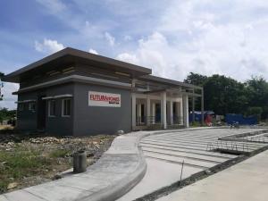 Un edificio con un cartel en el costado. en Futura Homes Mactan, en Lapu Lapu City
