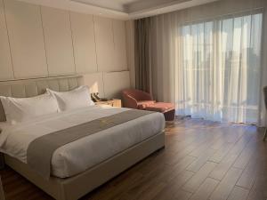 Postel nebo postele na pokoji v ubytování Bole Jing Pin Hotel
