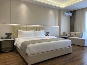 Postel nebo postele na pokoji v ubytování Bole Jing Pin Hotel