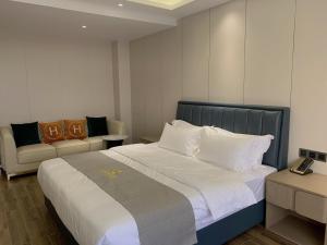 Postel nebo postele na pokoji v ubytování Bole Jing Pin Hotel