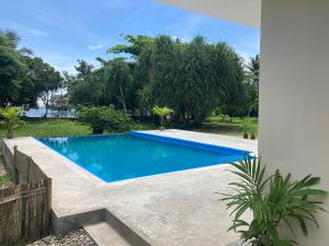 uma piscina no quintal de uma casa em The Lazy Tiki em Buenavista