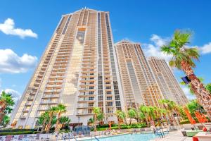 ラスベガスにあるSkyline Serenity MGM Signature Condoの前にプールがある高層ビル