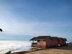 Ban Maeo Thap Boekเมฆสวรรค์ ภูทับเบิก的云层之上的天空之屋