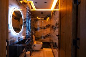Koupelna v ubytování IMMOKA SUITEs + 37 fotografií