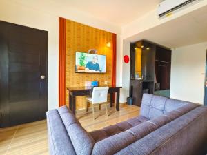 TV a/nebo společenská místnost v ubytování The Tandibayang Hotel & Villas