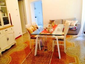 un salon avec une table et un canapé dans l'établissement Romantic Chic Loä, à Loano