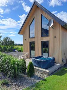 una casa con una vasca blu davanti di Norbea a Sasino