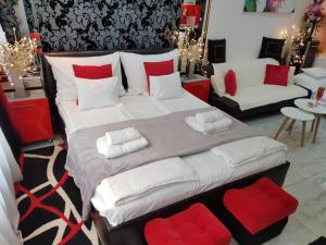 Posteľ alebo postele v izbe v ubytovaní B&P Maine Street Apartments