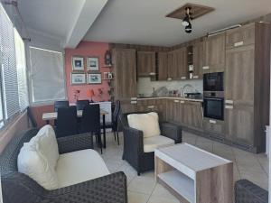 Η κουζίνα ή μικρή κουζίνα στο Norwegian Village Nearby Portonovi, Ground Floor Apartment