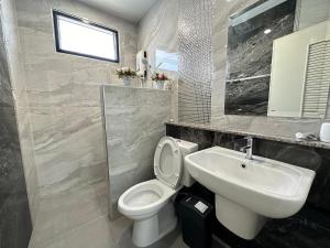 een badkamer met een wit toilet en een wastafel bij PS home โฮมฮักขอนแก่น in Ban Non Sa-at +18 foto's