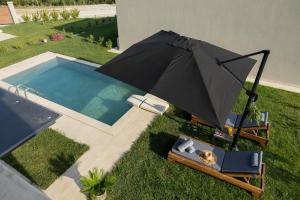 Bazén v ubytování Mythical Olympus Mare Seaside Pool Villas nebo v jeho okolí