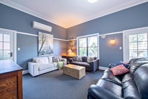 Χώρος καθιστικού στο Kilbirnie - Stroll to CBD, Heritage, Sleeps 10 +20 φωτογραφίες