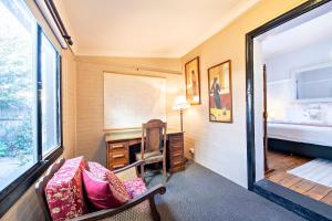 a room with a desk and a chair and a window at Kilbirnie - Stroll to CBD, Heritage, Sleeps 10 in Dubbo