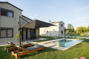 Bazén v ubytování Mythical Olympus Mare Seaside Pool Villas nebo v jeho okolí