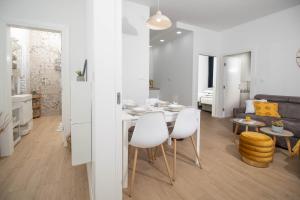 a kitchen and living room with a table and chairs at Apartman Maki in Vinkovci
