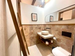a bathroom with a sink and a mirror at Pepitas House in Valencia