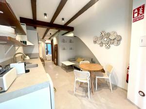 a kitchen and dining room with a table and chairs at Pepitas House in Valencia