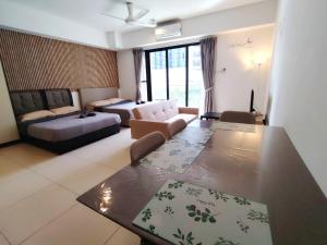 een woonkamer met een bank en een tafel bij Holiday At Midhills Genting Highlands Free Wi-Fi in Genting Highlands +32 foto's
