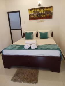 Letto o letti in una camera di Ceylon Beach haven Uppuveli