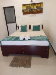 Letto o letti in una camera di Ceylon Beach haven Uppuveli