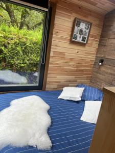 Ένα ή περισσότερα κρεβάτια σε δωμάτιο στο Tiny House indépendante tout confort full équipement adult only-seulement