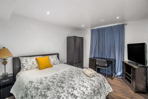 ガティノーにあるBeautiful Room 4mins from Gatineau Ottawa Airportのベッドと薄型テレビのある寝室